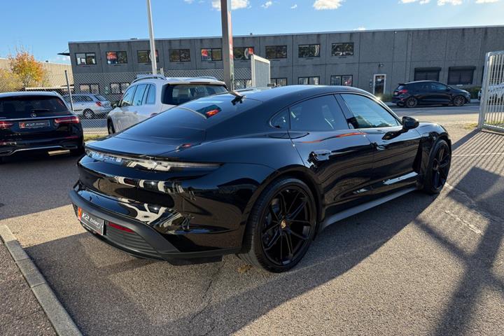 Sort Porsche Taycan fra 2021