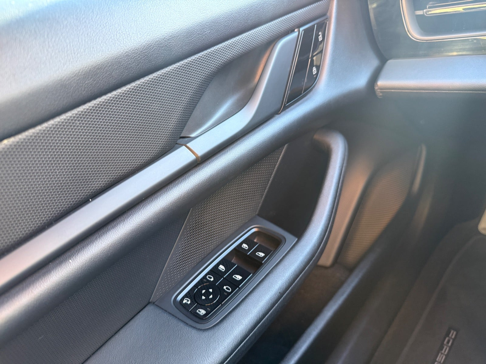 Sort Porsche Taycan fra 2021