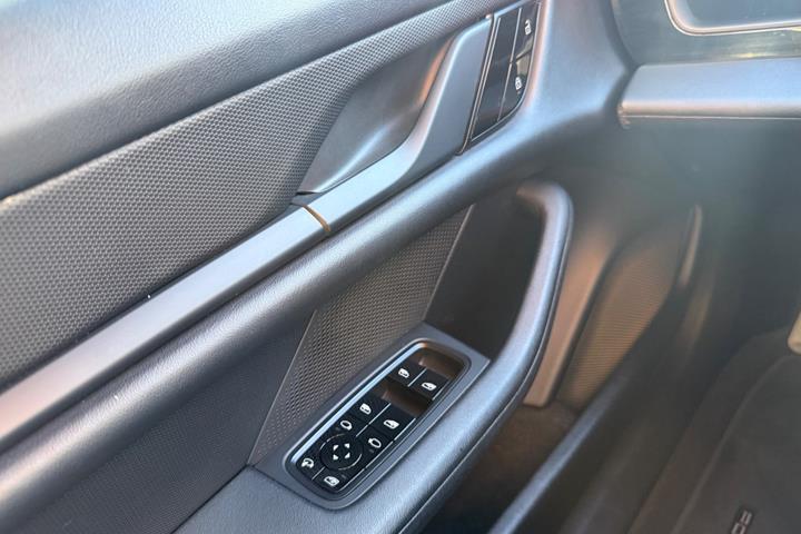 Sort Porsche Taycan fra 2021