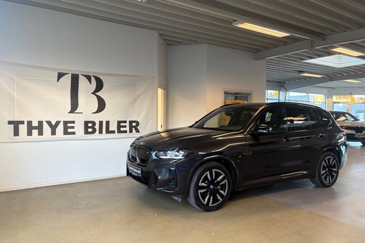 Grå BMW iX3 fra 2023