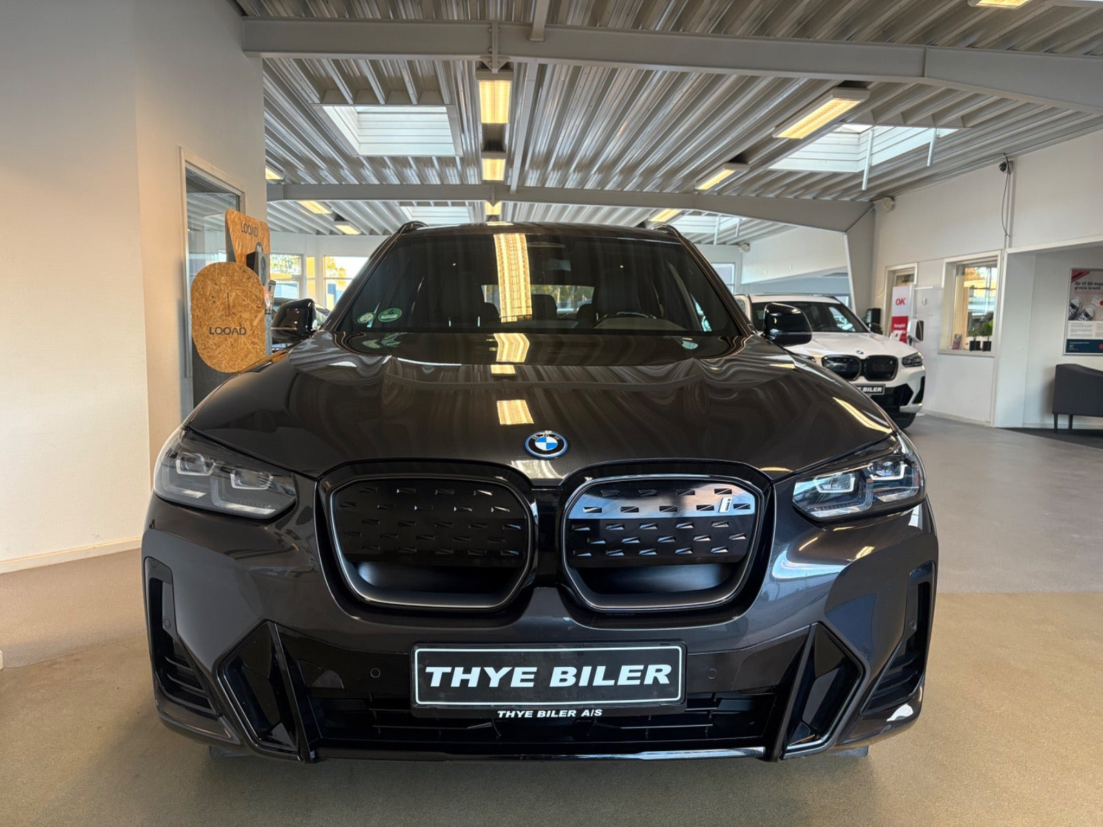 Grå BMW iX3 fra 2023