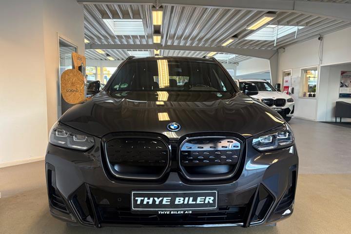 Grå BMW iX3 fra 2023
