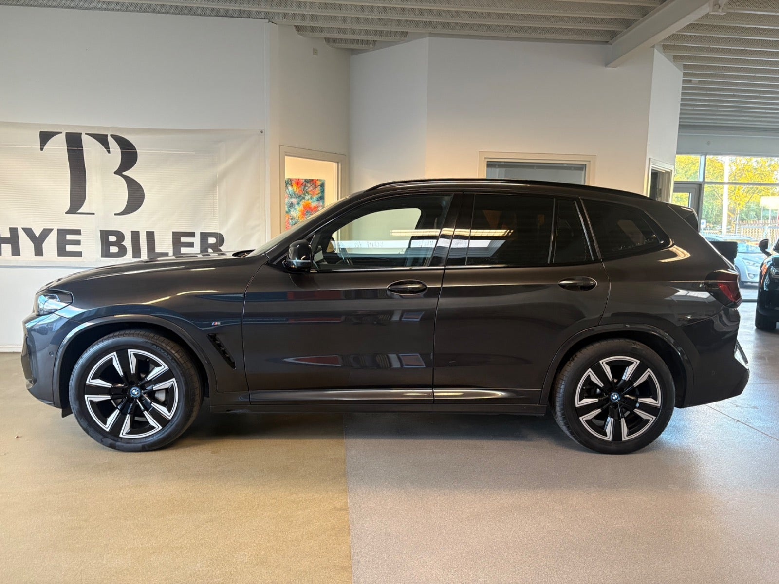 Grå BMW iX3 fra 2023