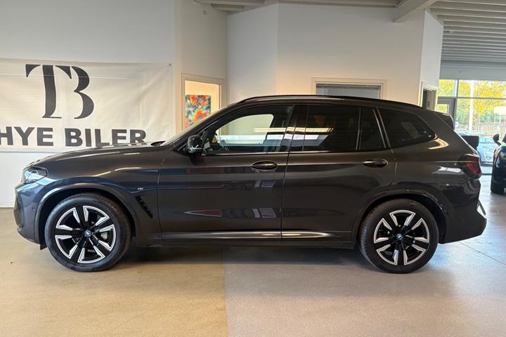 Grå BMW iX3 fra 2023