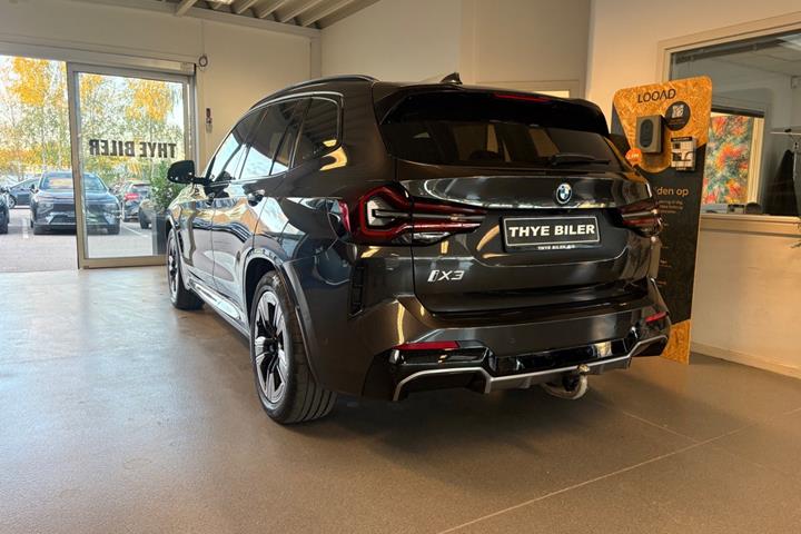 Grå BMW iX3 fra 2023