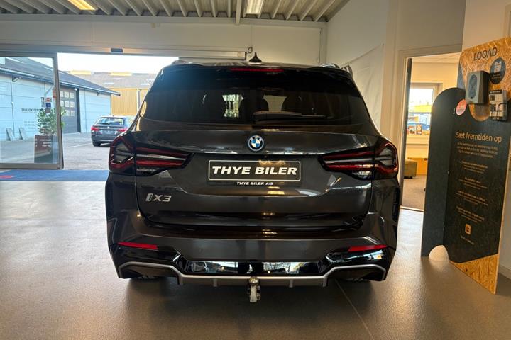 Grå BMW iX3 fra 2023