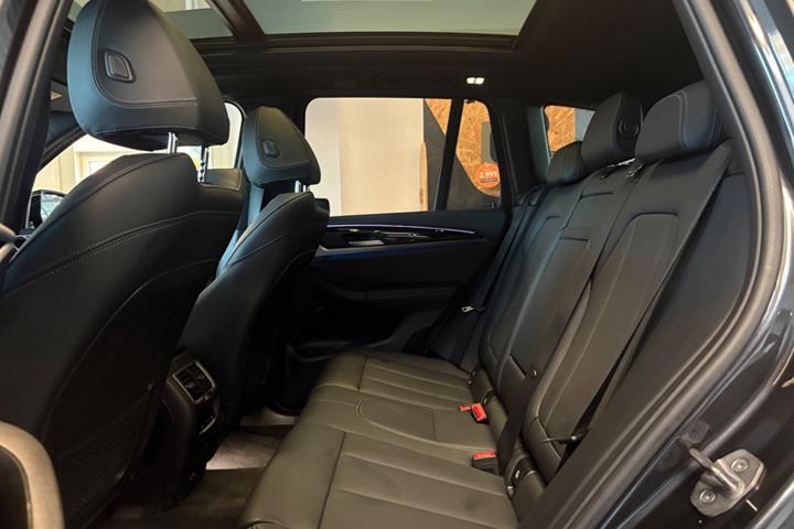 Grå BMW iX3 fra 2023