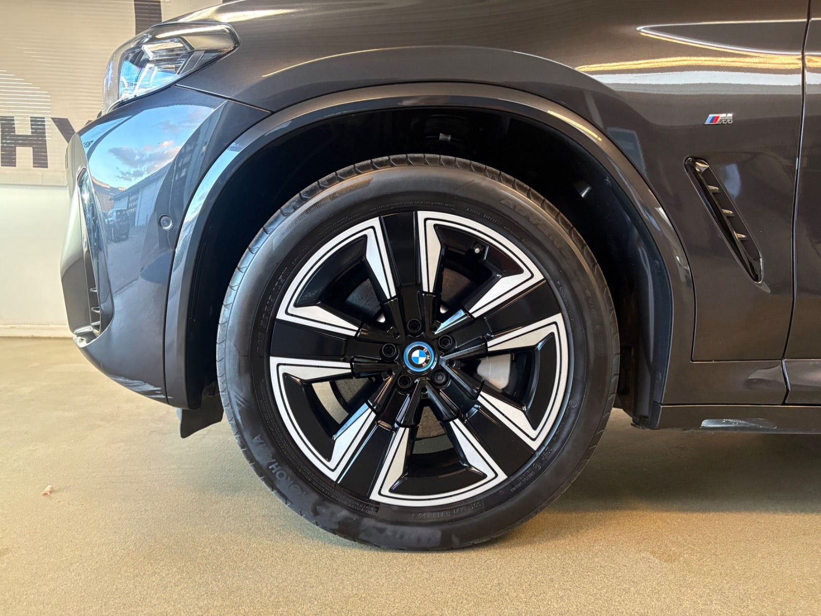 Grå BMW iX3 fra 2023