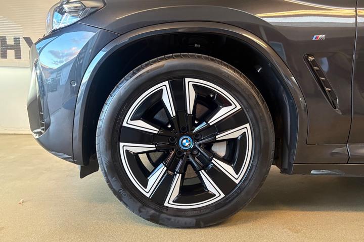 Grå BMW iX3 fra 2023