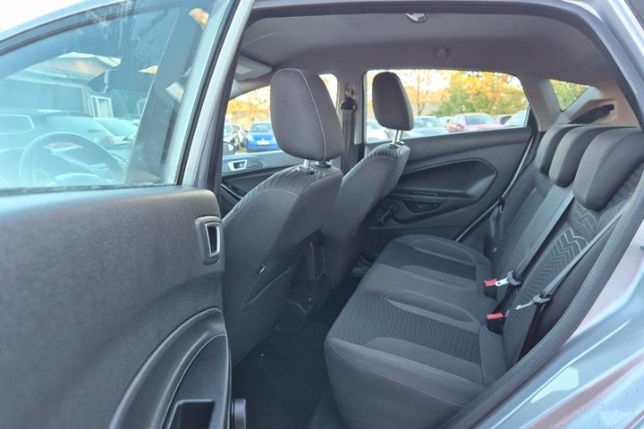 Grøn Ford Fiesta fra 2015