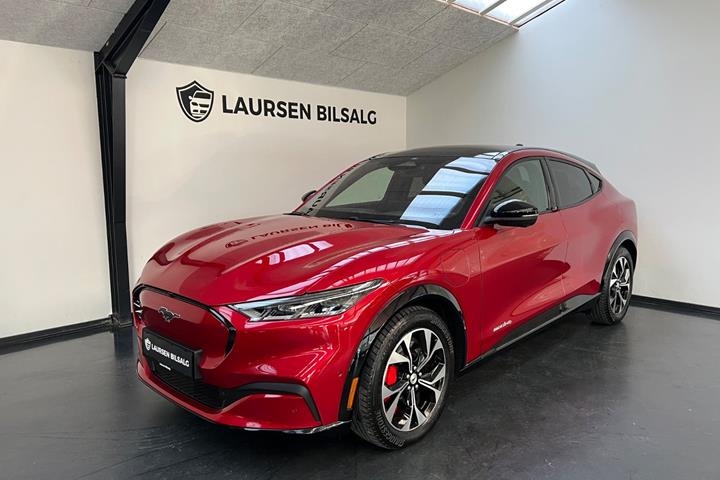 Rød Ford Mustang Mach-E fra 2023