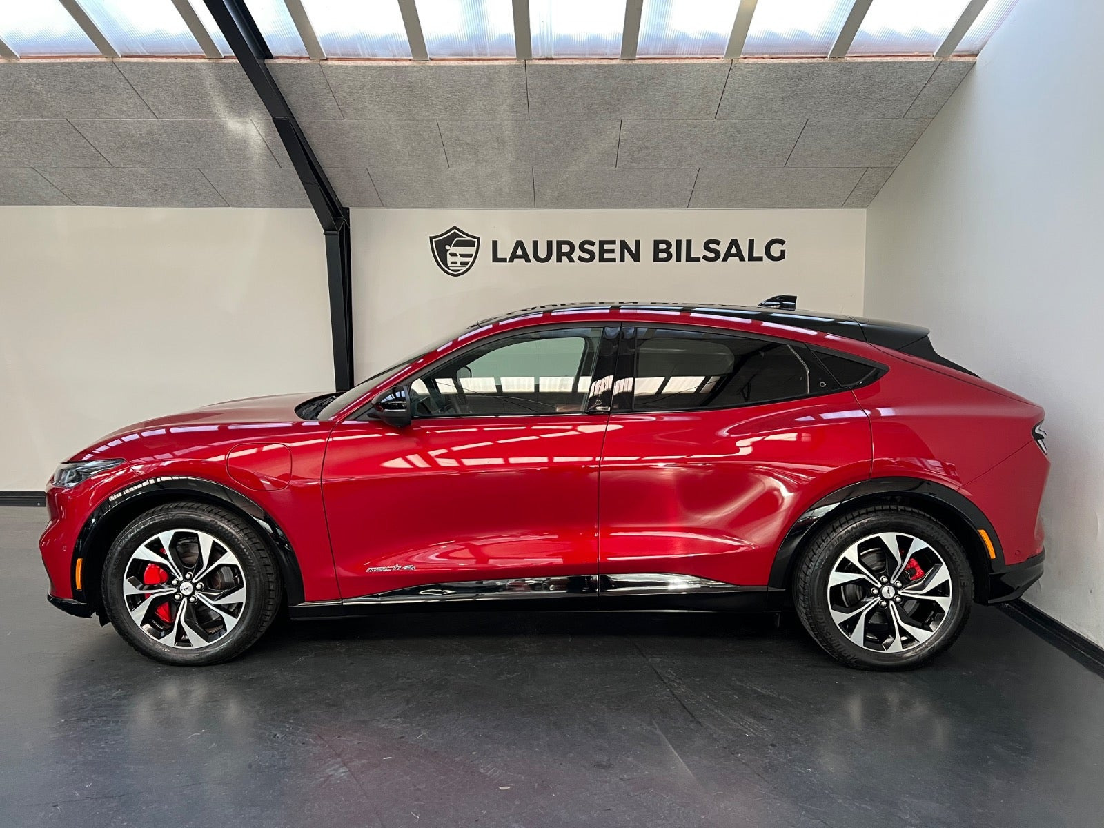 Rød Ford Mustang Mach-E fra 2023