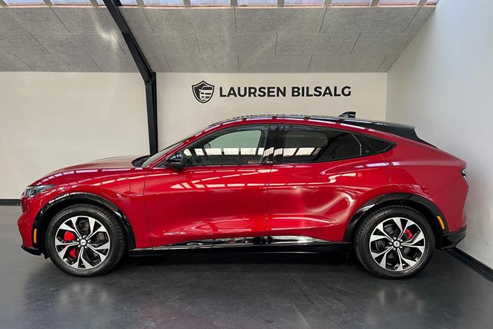 Rød Ford Mustang Mach-E fra 2023