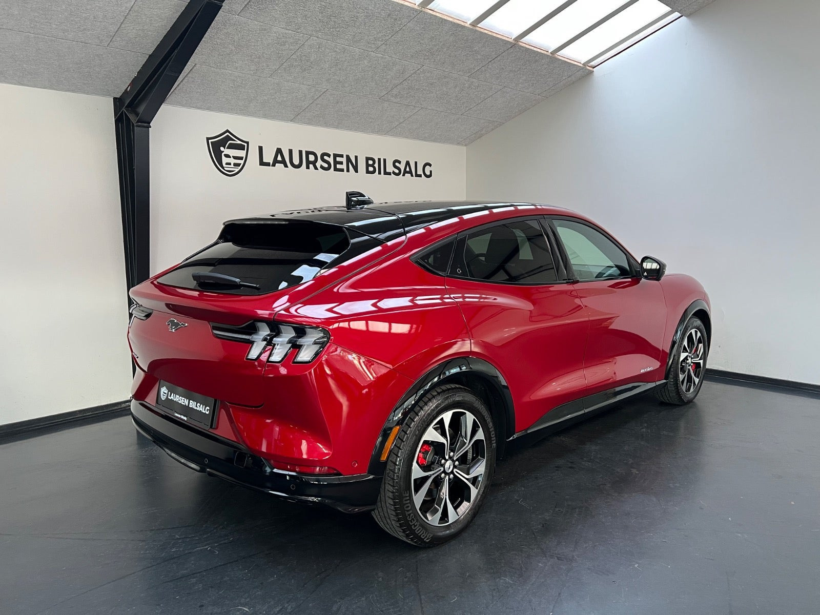 Rød Ford Mustang Mach-E fra 2023