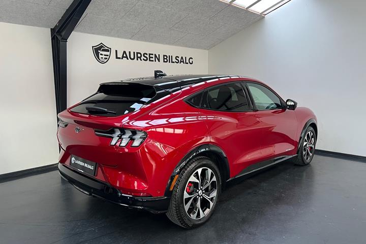 Rød Ford Mustang Mach-E fra 2023