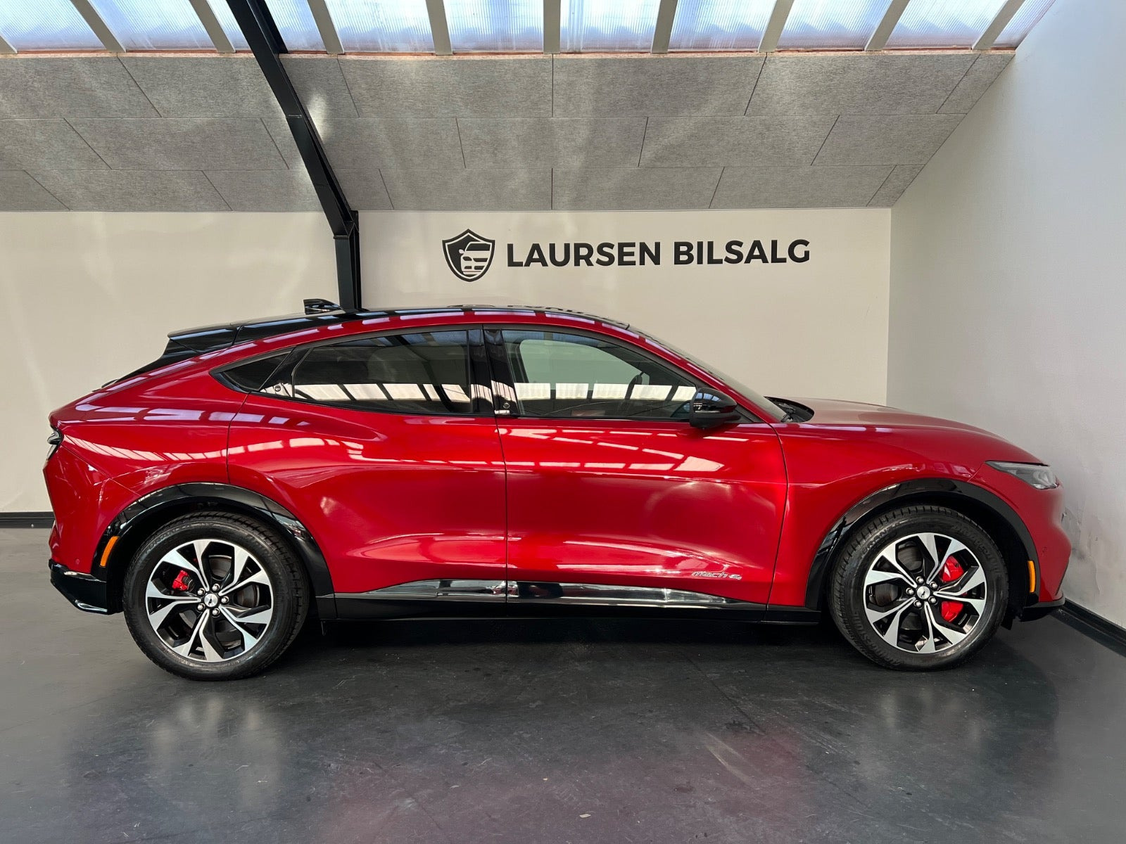 Rød Ford Mustang Mach-E fra 2023