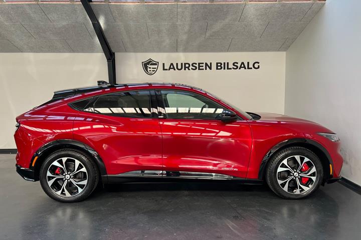Rød Ford Mustang Mach-E fra 2023