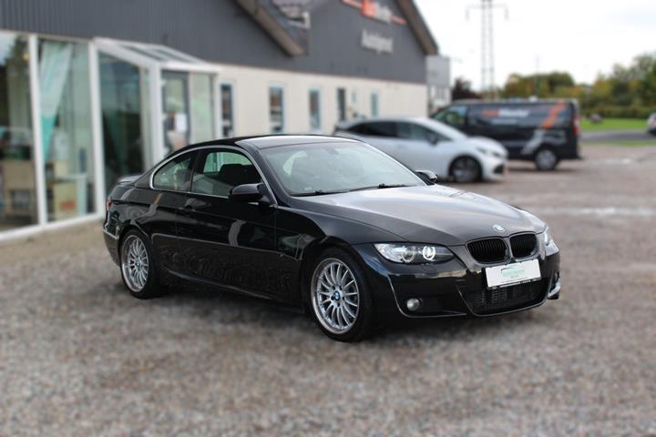 Sort BMW 335i fra 2010
