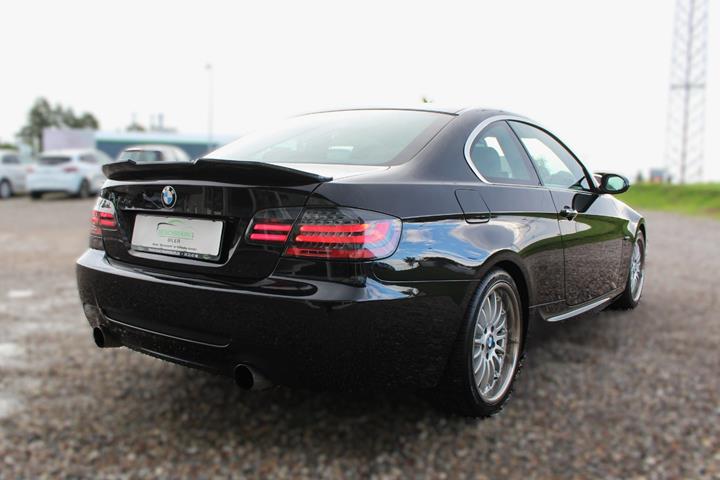Sort BMW 335i fra 2010