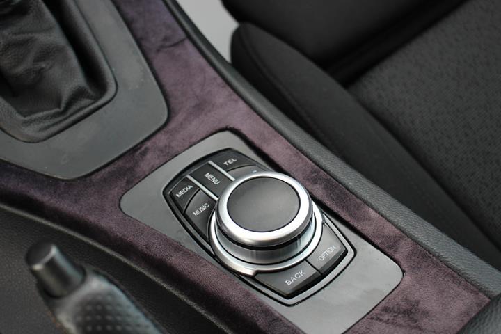 Sort BMW 335i fra 2010