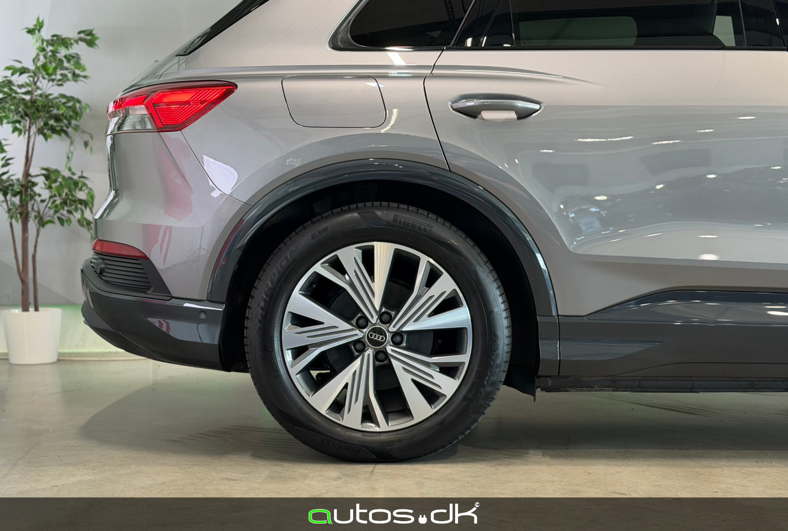 Grå Audi Q4 e-tron fra 2023