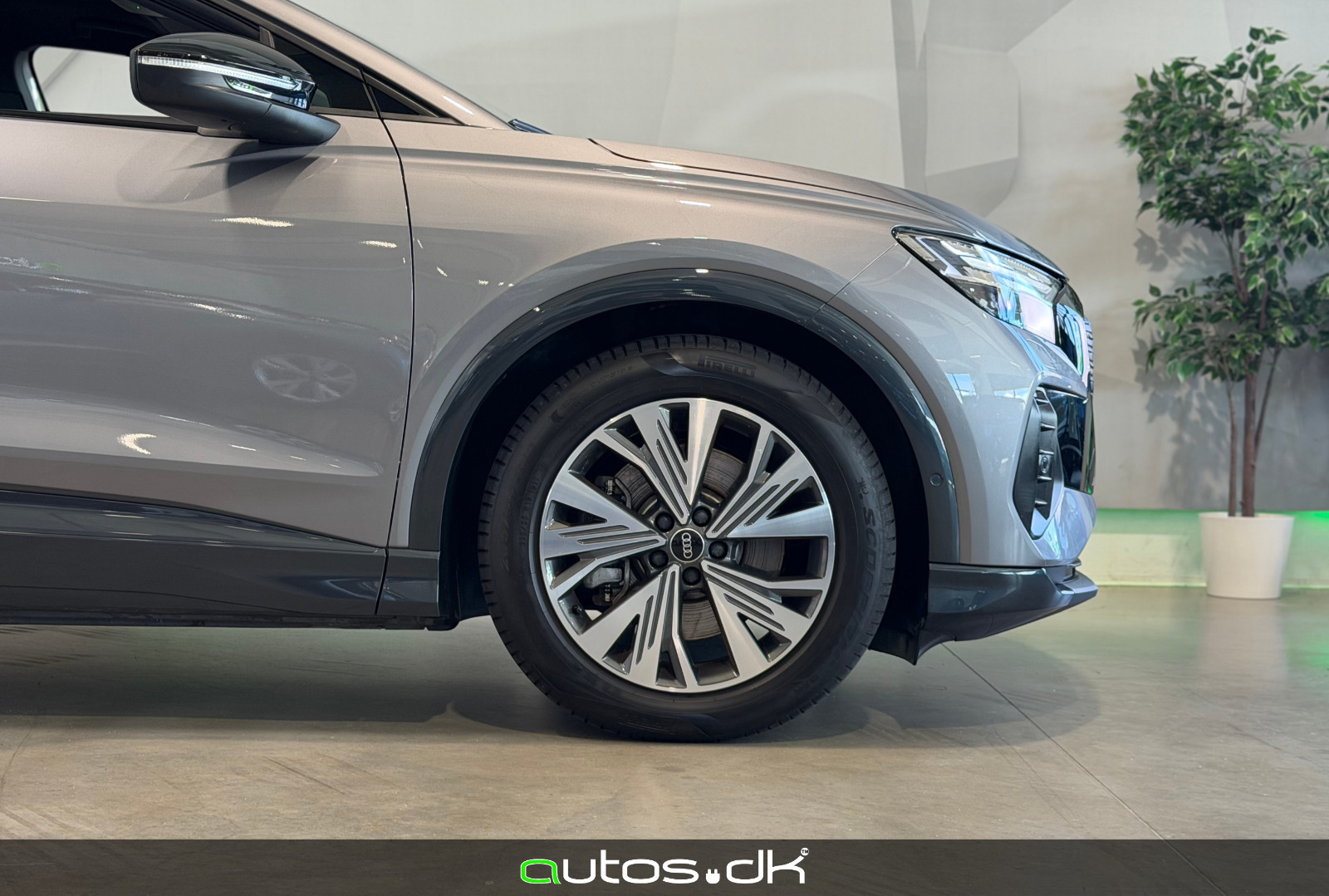 Grå Audi Q4 e-tron fra 2023