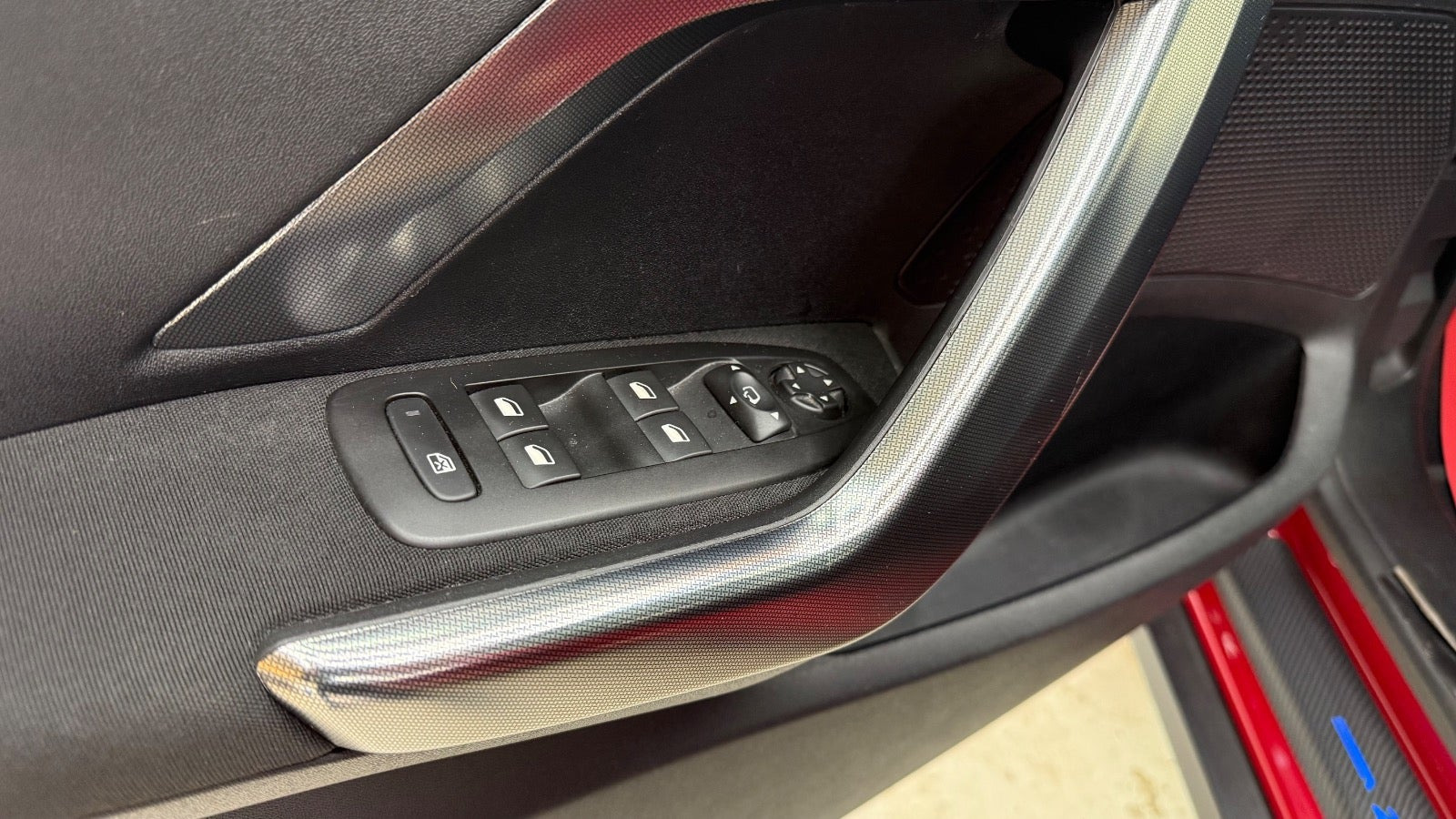 Rød Peugeot 2008 fra 2019