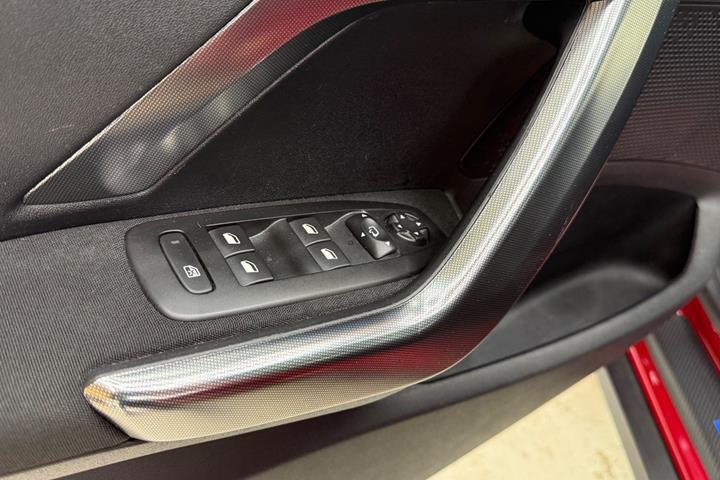 Rød Peugeot 2008 fra 2019