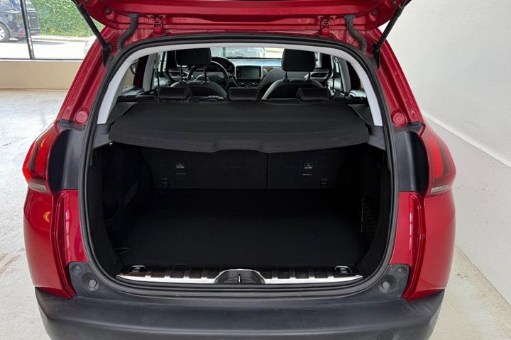 Rød Peugeot 2008 fra 2019