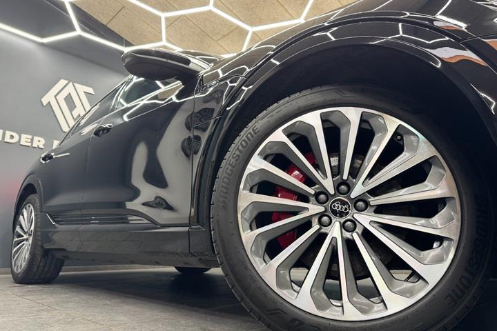 Sort Audi Q8 e-tron fra 2024