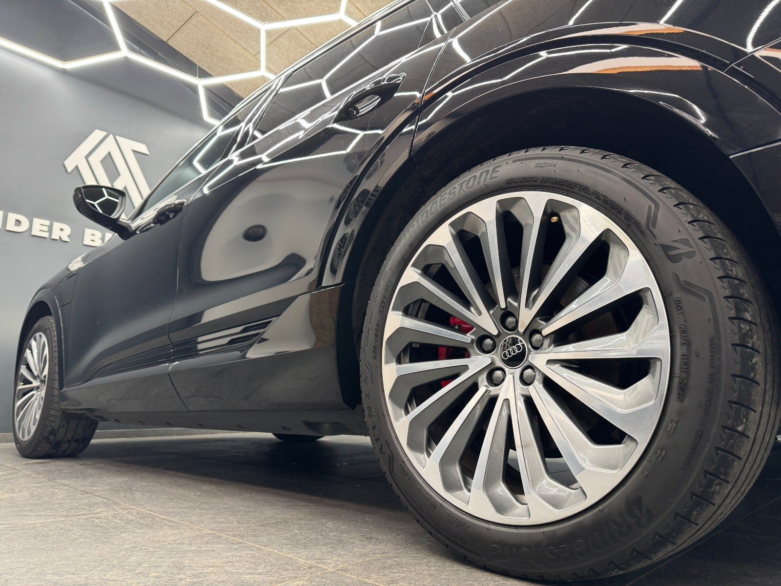 Sort Audi Q8 e-tron fra 2024