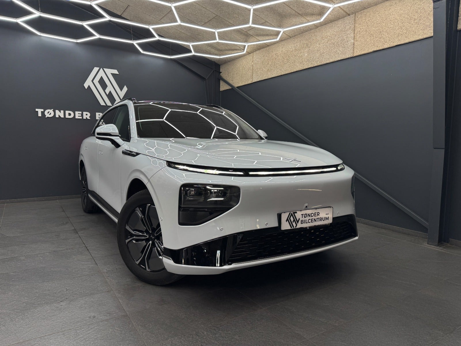 Hvid Xpeng G9 fra 2024