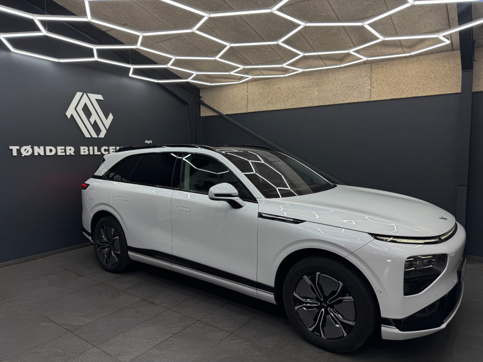 Hvid Xpeng G9 fra 2024