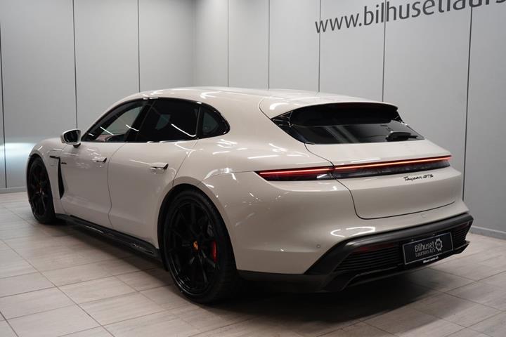 Beige Porsche Taycan GTS fra 2023