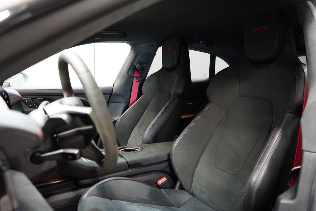 Beige Porsche Taycan GTS fra 2023