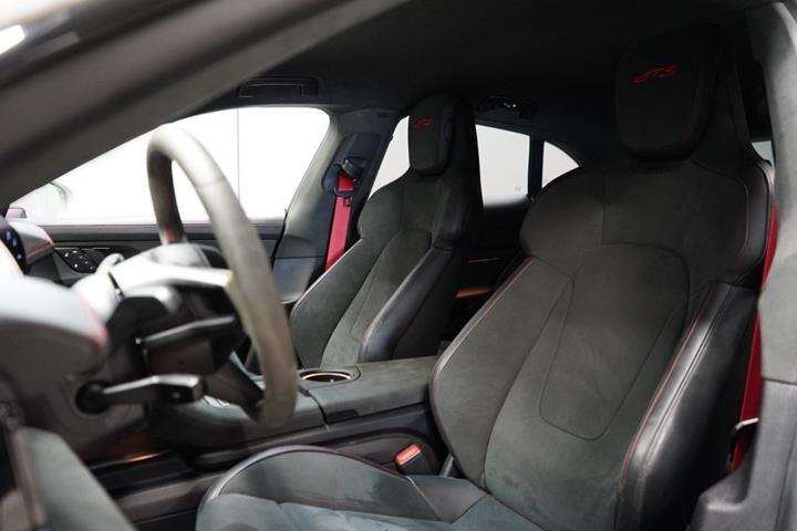 Beige Porsche Taycan GTS fra 2023