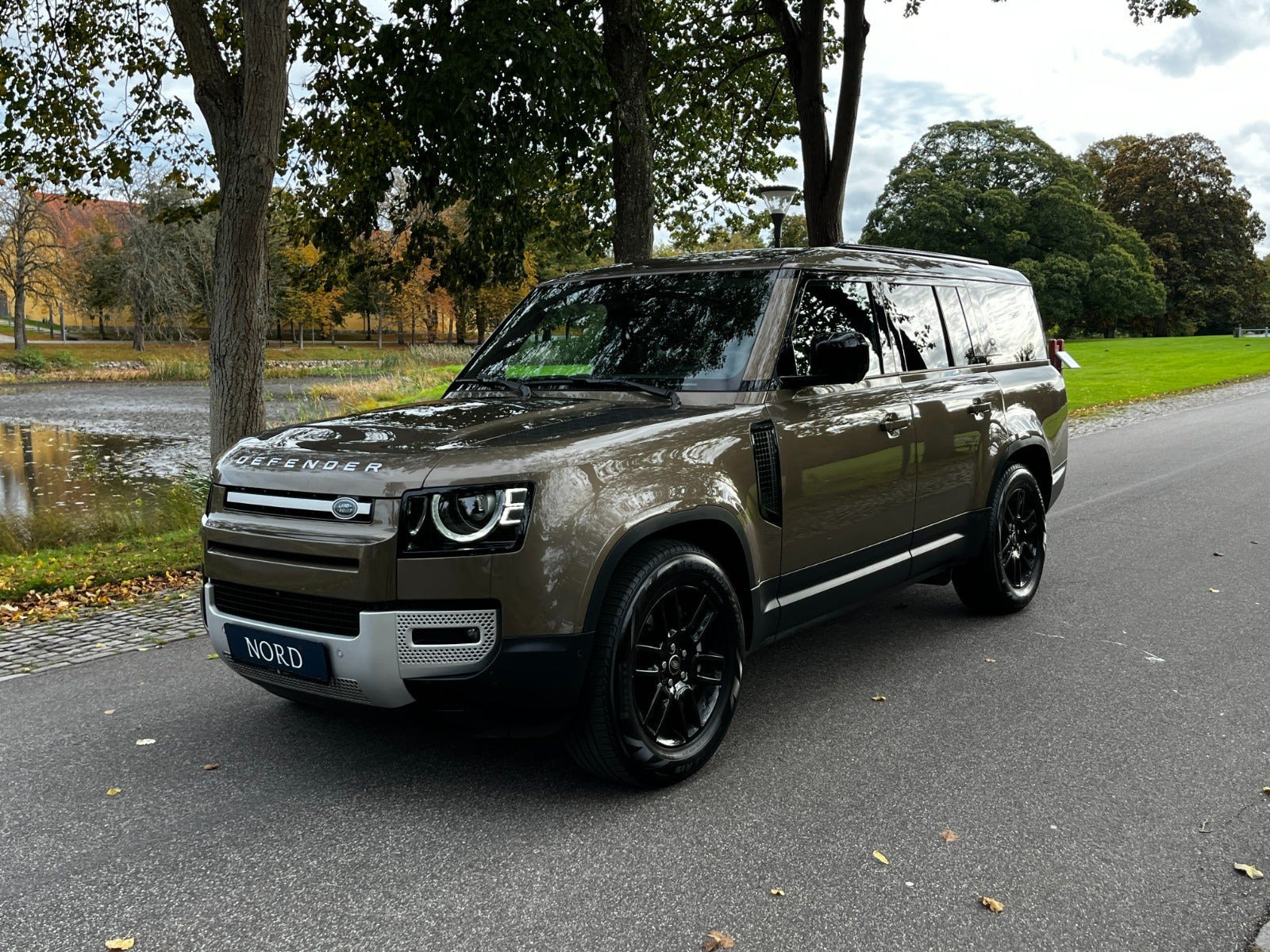 Brun Land Rover Defender 110 fra 2022