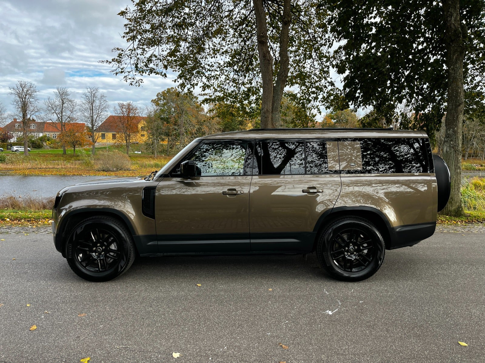 Brun Land Rover Defender 110 fra 2022