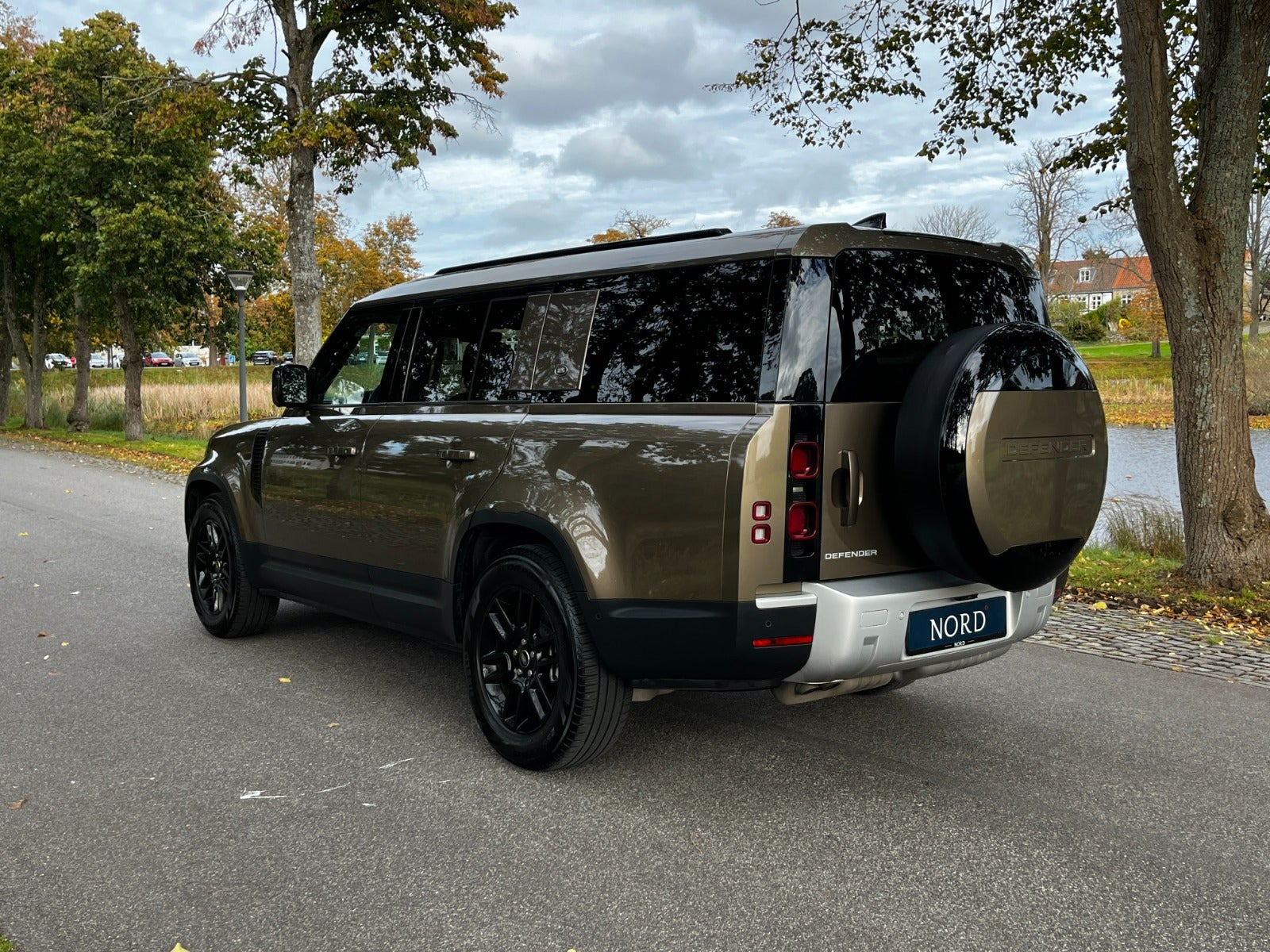Brun Land Rover Defender 110 fra 2022