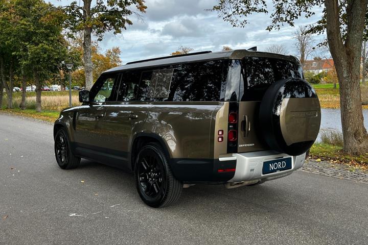 Brun Land Rover Defender 110 fra 2022