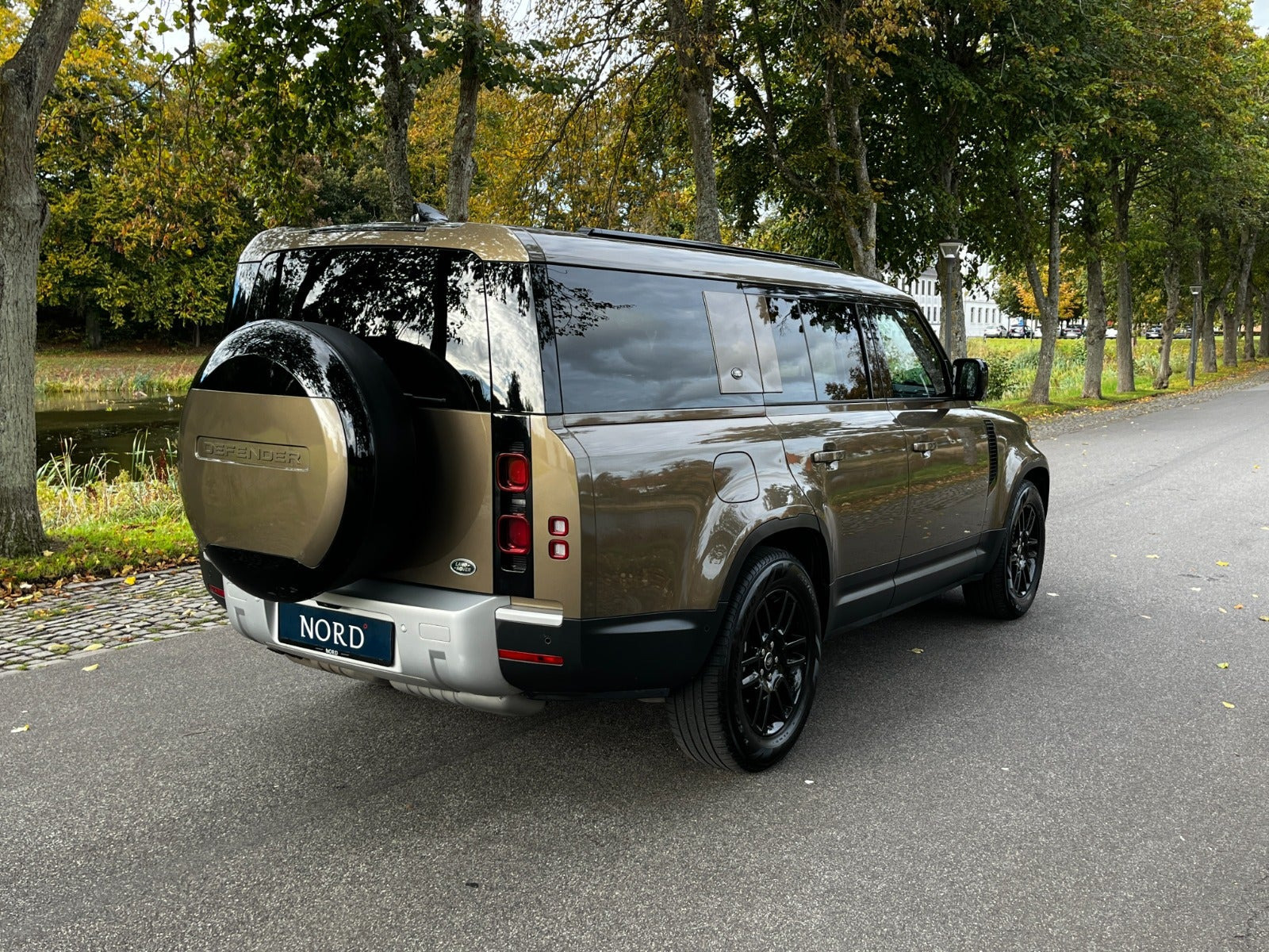 Brun Land Rover Defender 110 fra 2022