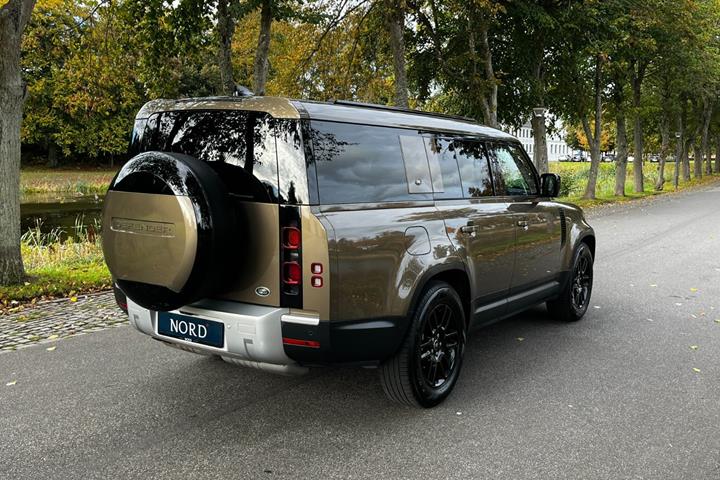 Brun Land Rover Defender 110 fra 2022