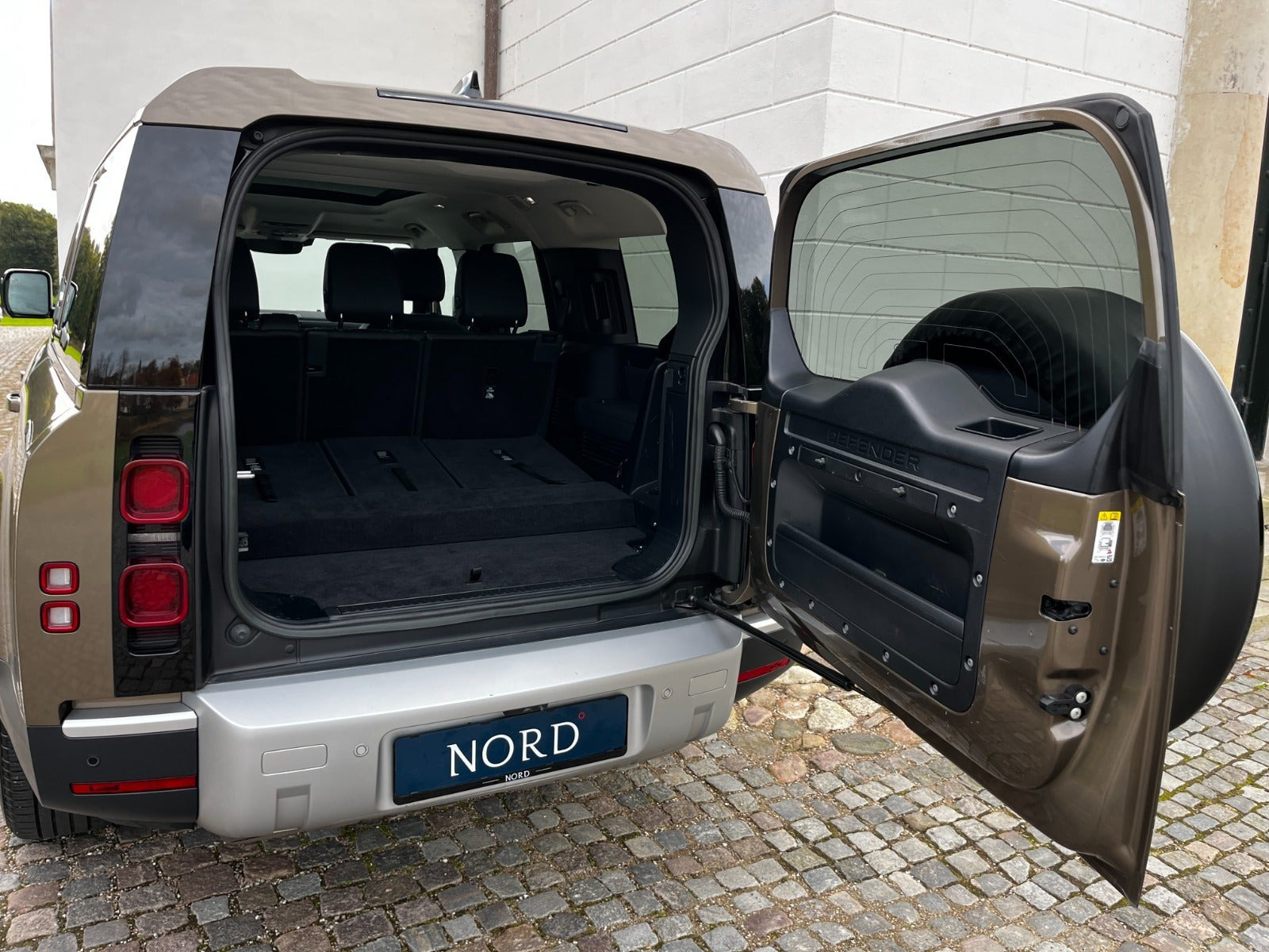 Brun Land Rover Defender 110 fra 2022