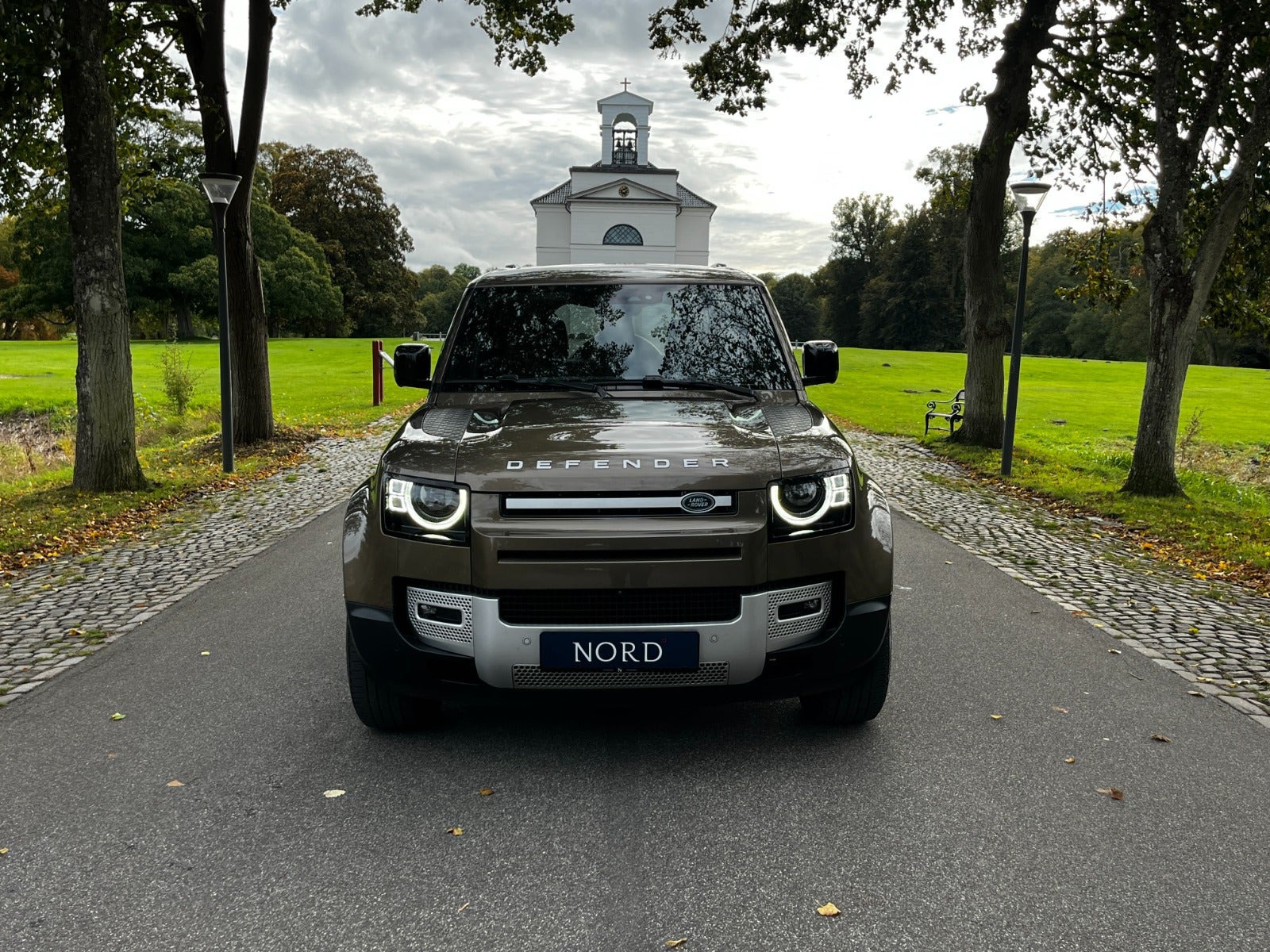 Brun Land Rover Defender 110 fra 2022