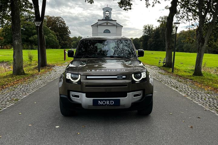 Brun Land Rover Defender 110 fra 2022
