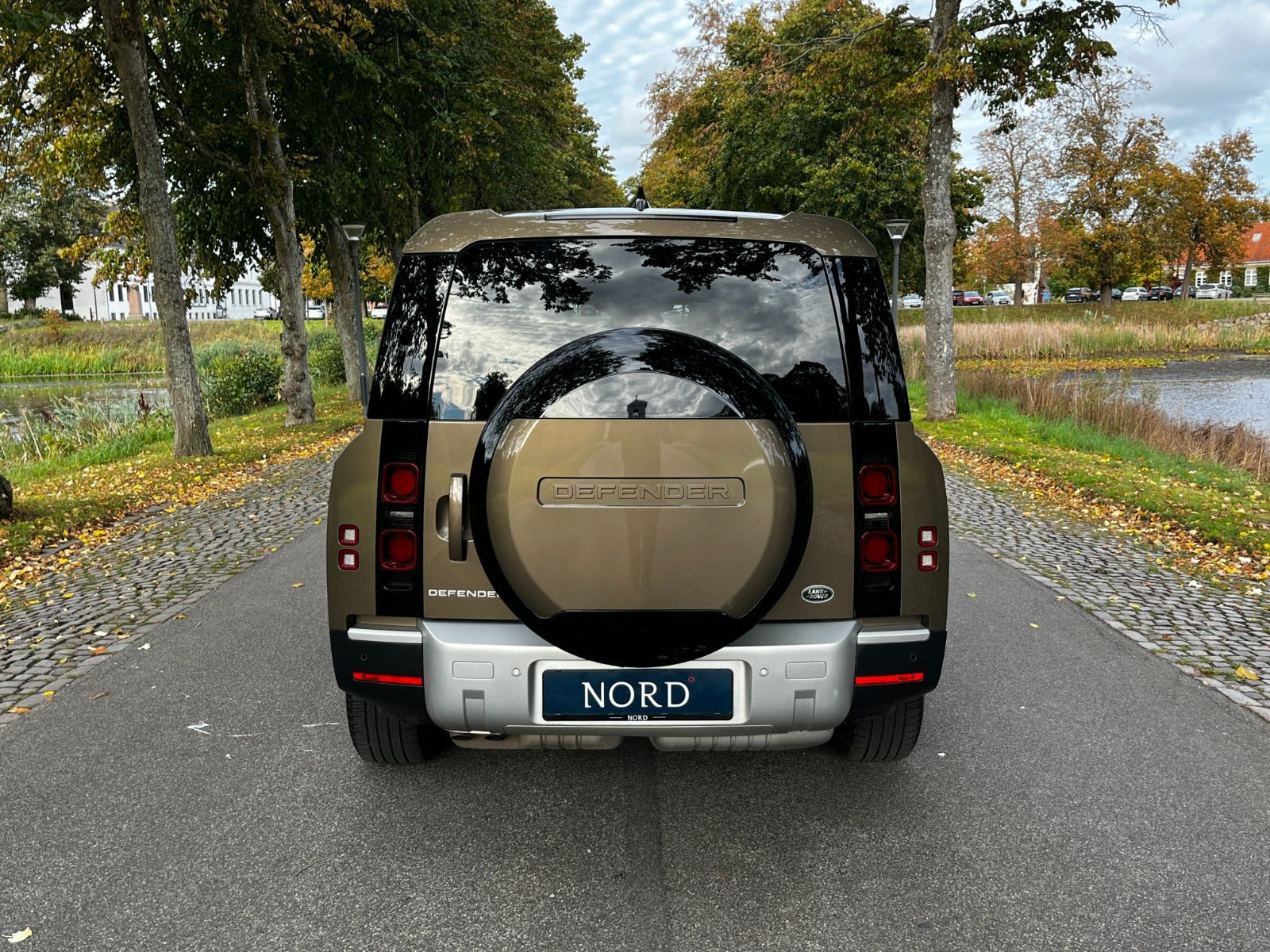 Brun Land Rover Defender 110 fra 2022