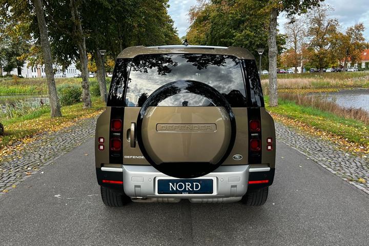 Brun Land Rover Defender 110 fra 2022