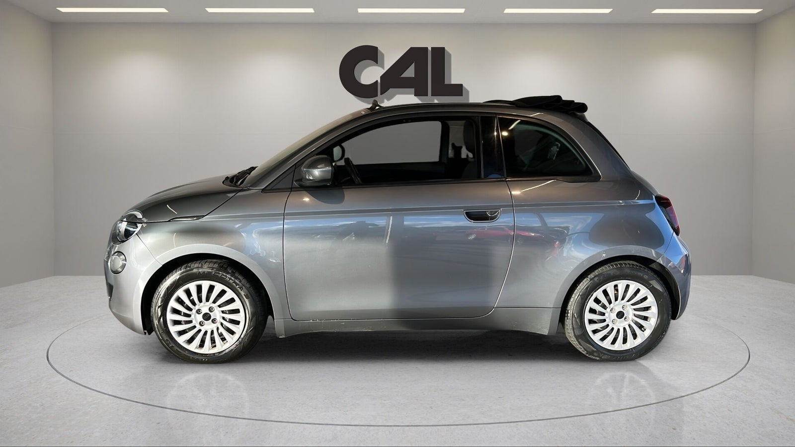 Grå Fiat 500e fra 2023