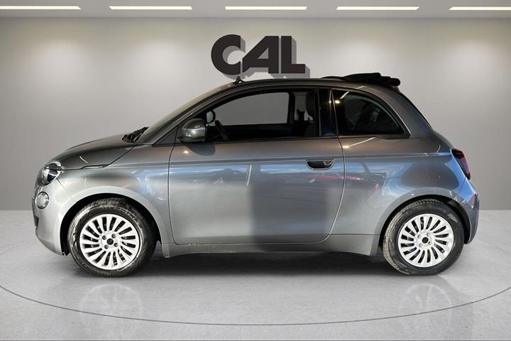 Grå Fiat 500e fra 2023