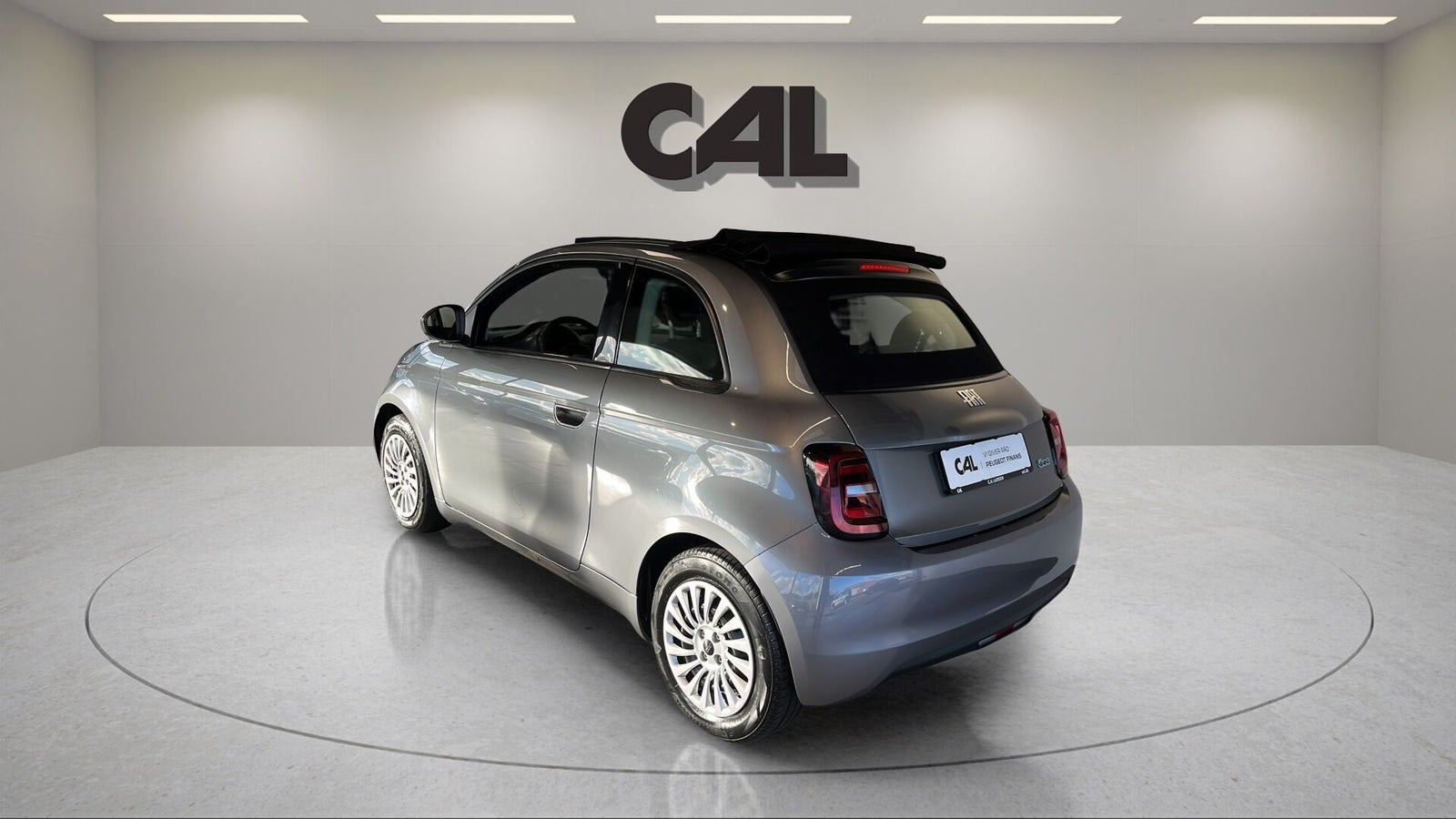 Grå Fiat 500e fra 2023